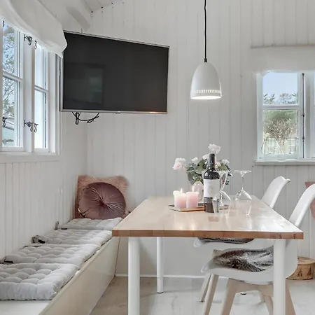 Three-bedroom In 別荘 Neksø